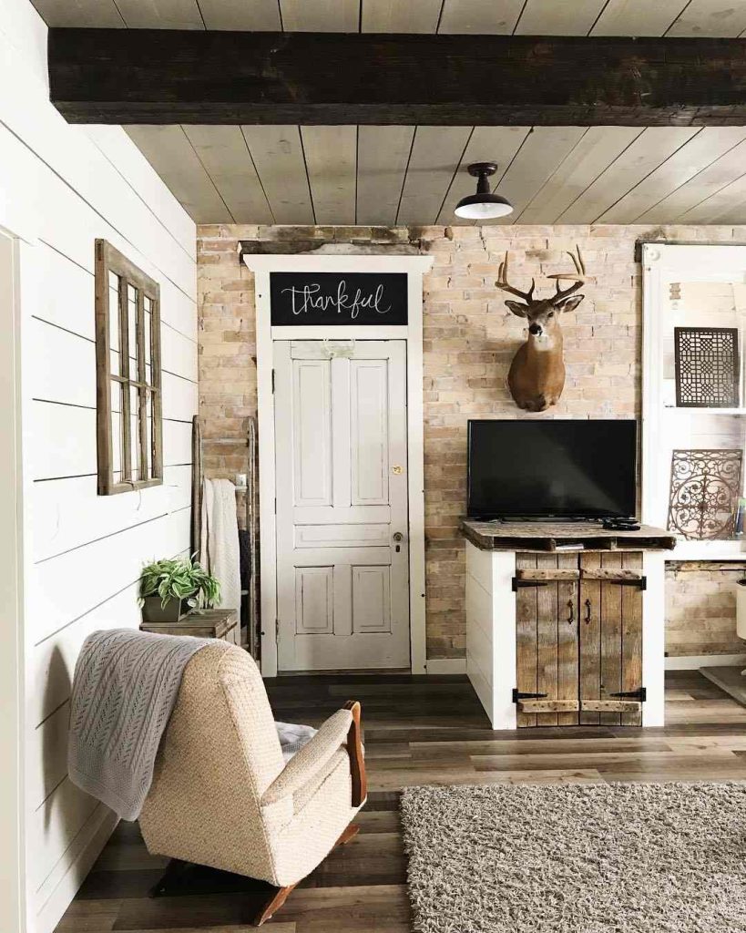 Farmhouse-inspired cozy living room